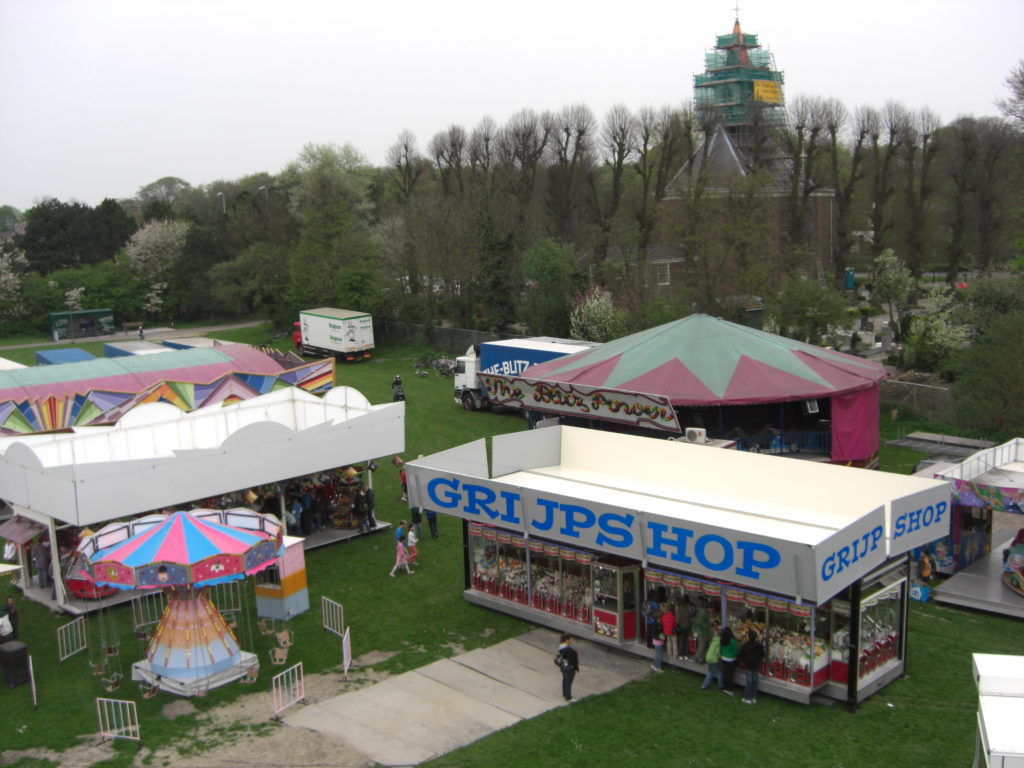 Aerfotos Kermis en skateboarders, Binnenweg / Bennebroekerlaan, Bennebroek, NL, 2009-04-16