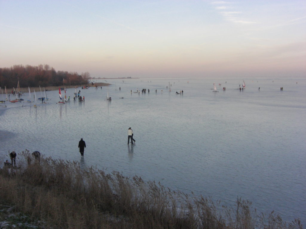 Aerfotos IJszeilen, Waterlandse Zeedijk, Monnickendam, NL, 2009-01-11