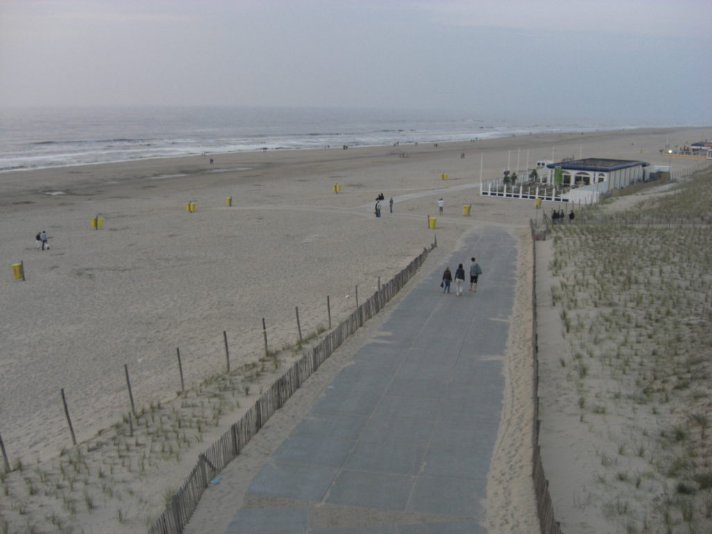 Aerfotos Zonsondergang, Strand en Koningin Wilhelmina Boulevard, Noordwijk, NL, 2009-04-19